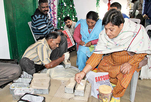 Families put in chits with their names in the tins before the cakes are baked so that the cakes do not get mixed up (BCCL/ Aditya Yadav)