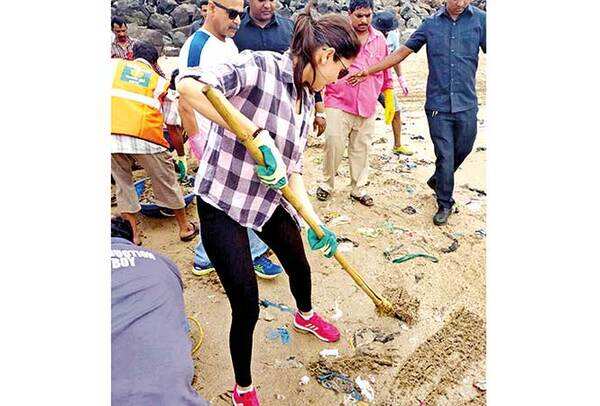 Anushka-Sharma-cleans-Versova-beach-for-Swachh-Bharat-campaign