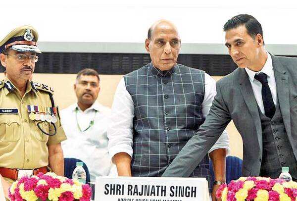 akshay-kumar-with-Rajnath-Singh