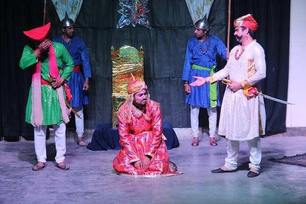 final Raja cries on Kotwal' death