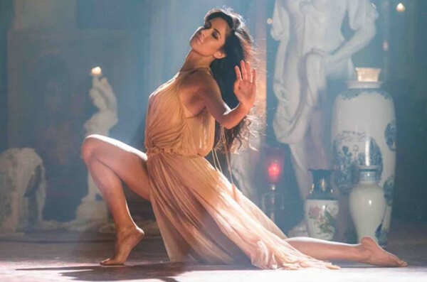 Katrina Kaif Sexy Dance pose