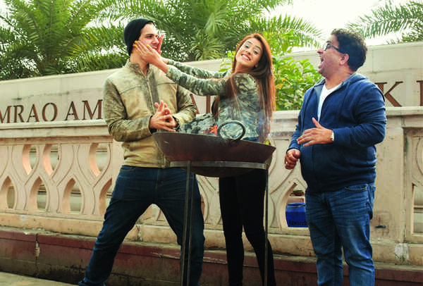 The three actors, although loving the cold weather in the city, warmed themselves up at a roadside make-shift bonfire in front of Ambedkar Park in Gomti Nagar (BCCL/ Vishnu Jaiswal)