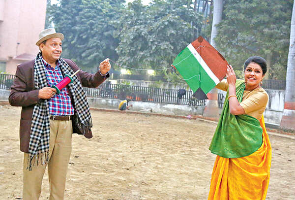 Sudhir Pande and Bhavna Balsaver, who were in Lucknow to promote their show Belan Wali Bahu, flew kites outside Times of India office (BCCL/ Aditya Yadav)