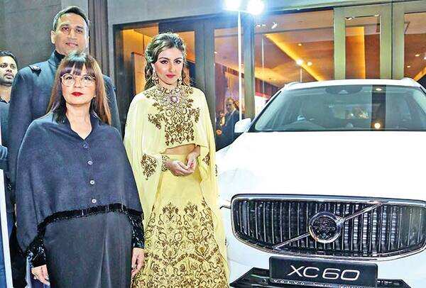 Prakash-Mishra,-Sales-Head-Volvo-Auto-Cars-Pvt-Ltd,-Soha-Ali-Khan-and-Neeta-Lulla-SAM_0255