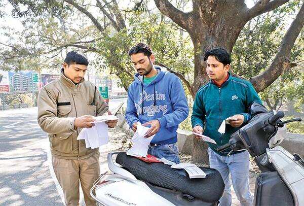 A-cop-checking-youngsters-going-to-mussoorie-(4)