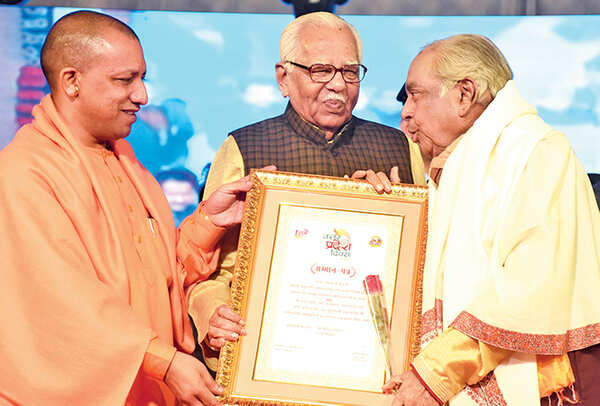 Pt Birju Maharaj shares a word with the CM and Governor (BCCL/ Aditya Yadav)