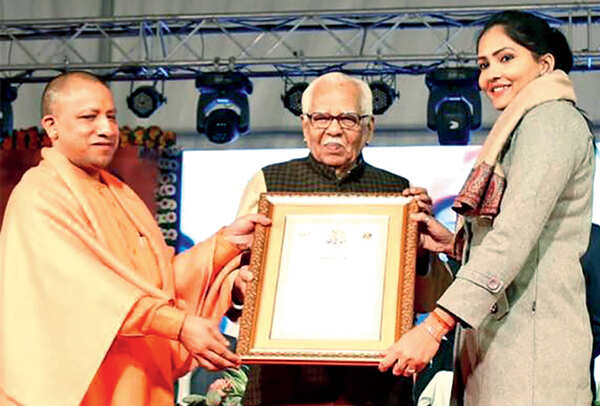 Basketball player Prashanti Singh receiving her award from the governor and the CM (BCCL/ Aditya Yadav)