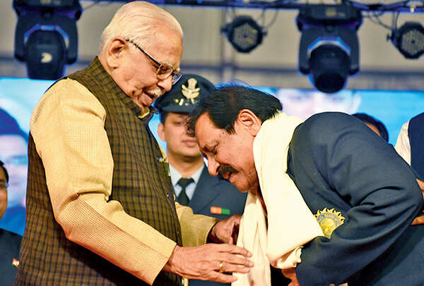 Ram Naik felicitating Chetan Chauhan, former cricketer and now minister, Sports and Youth Welfare, UP (BCCL/ Aditya Yadav)