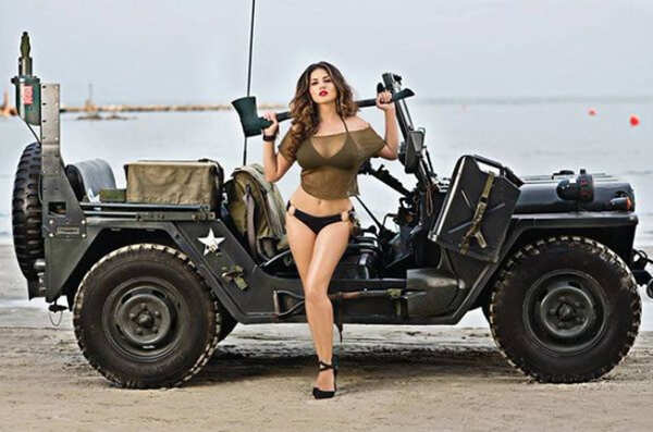 Sunny Leone Khakhi Pics