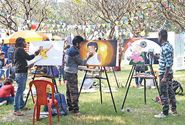 Youngsters painting at Lohia Park (BCCL/ Farhan Ahmad Siddiqui)