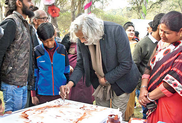 Director Muzaffar Ali also painted a sketch at the event (BCCL/ Farhan Ahmad Siddiqui)