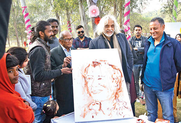 Director Muzaffar Ali also painted a sketch at the event (BCCL/ Farhan Ahmad Siddiqui)