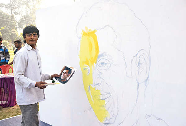Lakshman Kumar painted Salman Khan’s face on his canvas (BCCL/ Farhan Ahmad Siddiqui)