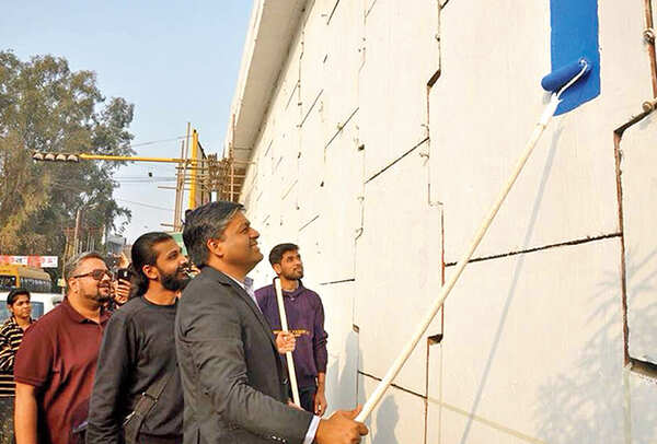Prabhu Narain Singh, LDA, VC, painting a wall at Shaheed Path (BCCL/ Farhan Ahmad Siddiqui)