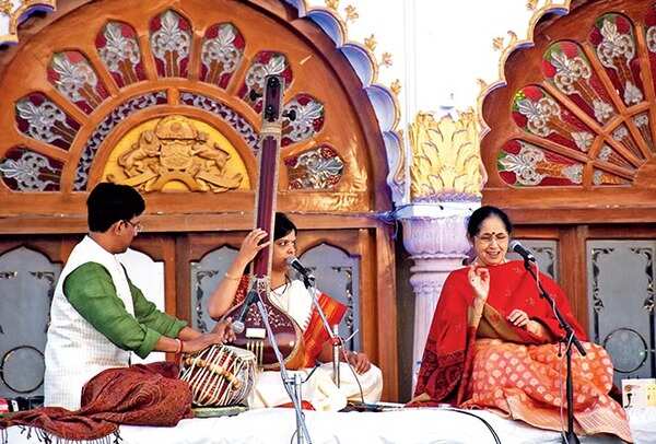 (L-R) Durjye Bhaumik, Ankita Damde and Padma Talwalker performing at dawn in Baradari (BCCL/ Farhan Ahmed Siddiqui and Vishnu Jaiswal)