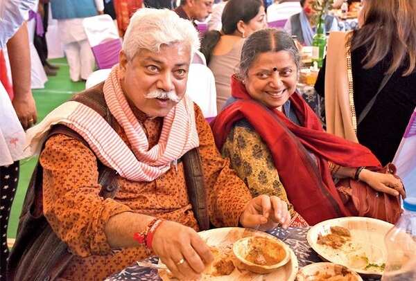 Atul Tewari and Anjali Tewari enjoying some desi food at the food festival (BCCL/ Farhan Ahmed Siddiqui and Vishnu Jaiswal)