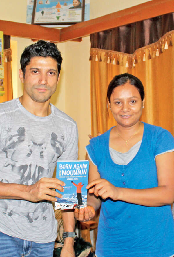 Arunima Sinha and Farhan Akhtar when the two met in Lucknow in 2015 to discuss her biopic (BCCL)