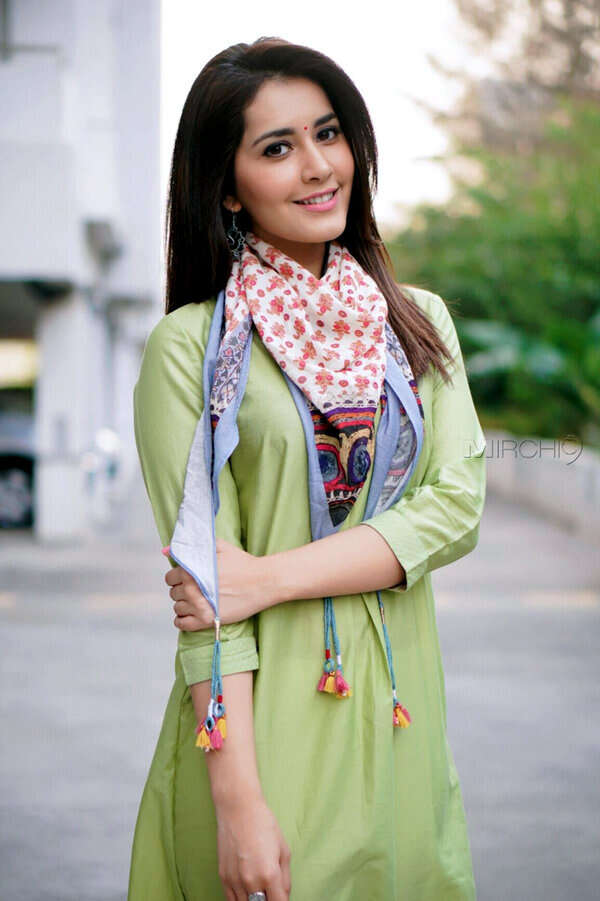 Raashi Khanna looking beautiful in a green kurta