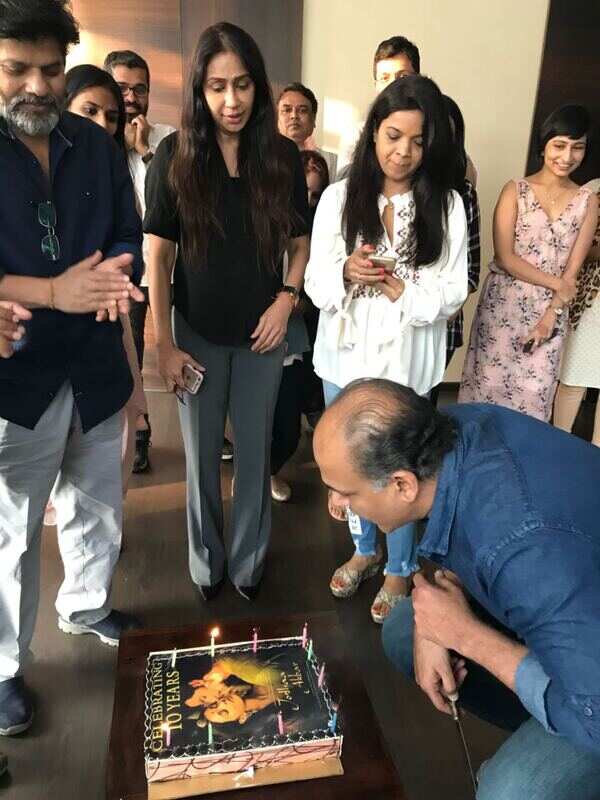 Ashutosh Gowariker cutting Jodhaa Akbar Cake