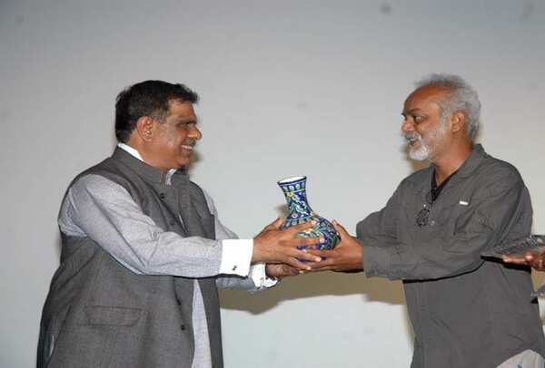 Gajendra Singh, Rajasthan Minister for Forest and Environment felicitating the filmmaker S. Nallamuthu