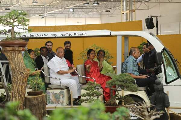 Sharad Pawar while acquiring information about Bonsai from Prajakta Kale (2)