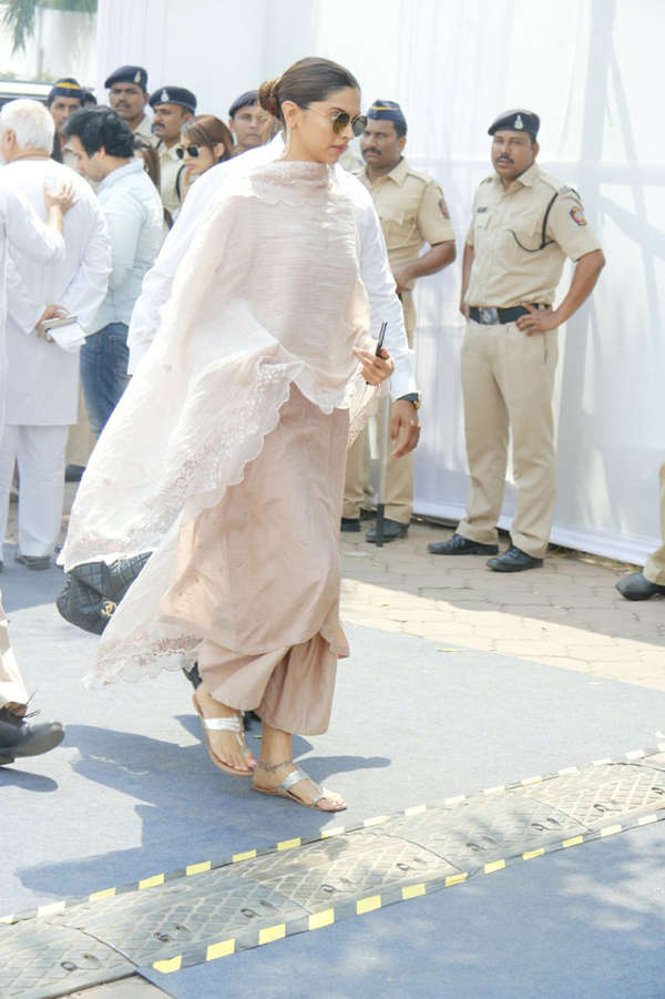 Sridevi Funeral Photos, Videos & News From Mumbai: Sridevi Last Rites ...