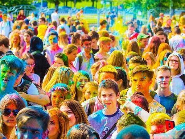 People playing Holi photos