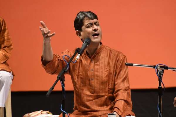 Shriniwas Joshi performing during 'Swarvandana (1)