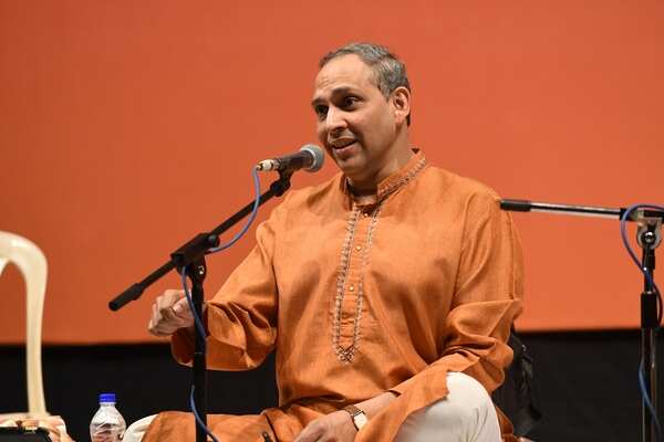 Anand Bhate performing during 'Swarvandana'