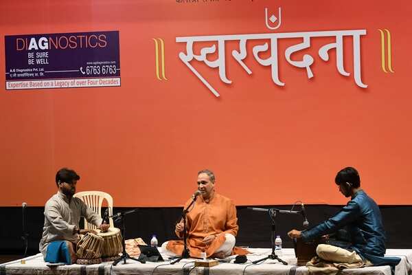 Anand Bhate performing during 'Swarvandana' (2)