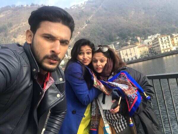 Lead actor Dileep R Shetty takes a selfie with Kavitha Gowda