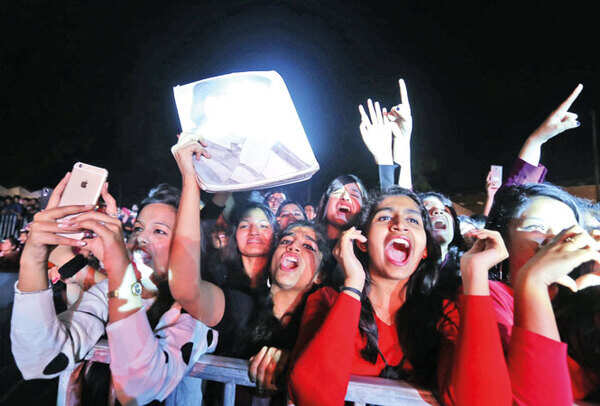 IMG_0952-THE-CROWD-WHILE-CHEERING-FOR-THE-SINGER-AS-HE-PERFORMED-AT-THE-FEST-OF-THE-COLLEGE