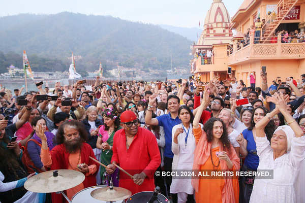 Over 1,500 fun-loving yogis wind their way in Rishikesh