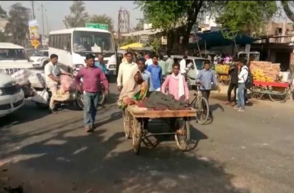 Denied Ambulance Man Carries Wifes Body On Handcart For 5 Km To Reach Home Agra News Times
