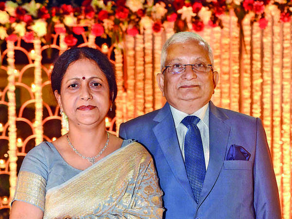 SAM_8762 - Renu and Charu Joshi, bride's parents