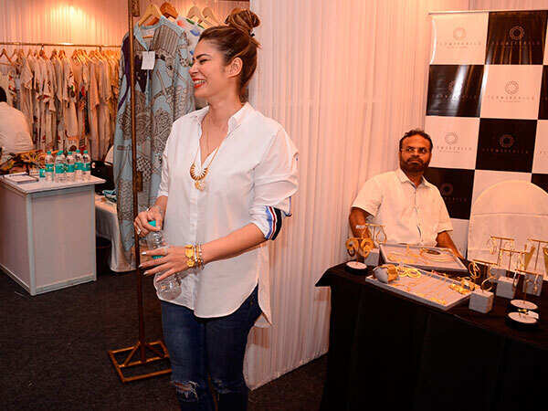 Pernia-Qureshi-with-Shaheen-Abbas-at-Pernia's-Pop-Up-Show-Mumbai