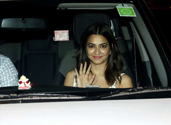 Kriti Kharbanda in Car