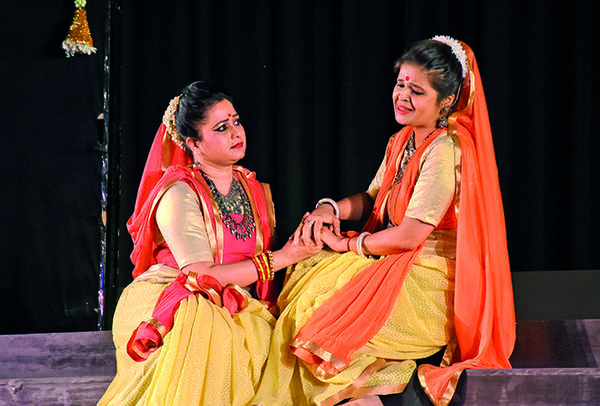 Pooja Agarwal (L) and Nidhika Goel in a scene from the play (BCCL/Vishnu Jaiswal)