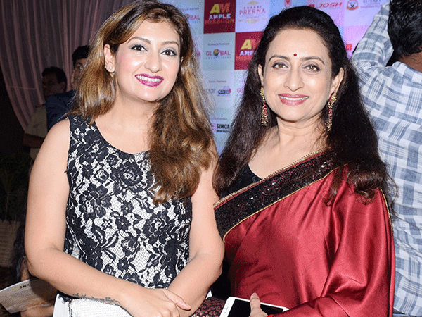 Juhi-Parmar-and-Navni-Parihar-at-the-Bharat-Prerna-Awards-2018