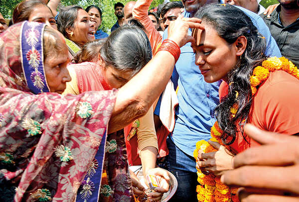 Punam's dadi appliying teeka on her forehead (BCCL/ Arvind Kumar)