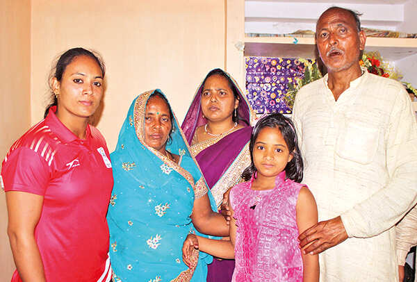 Punam with her mother Urmila and father at her village (BCCL/ Arvind Kumar)