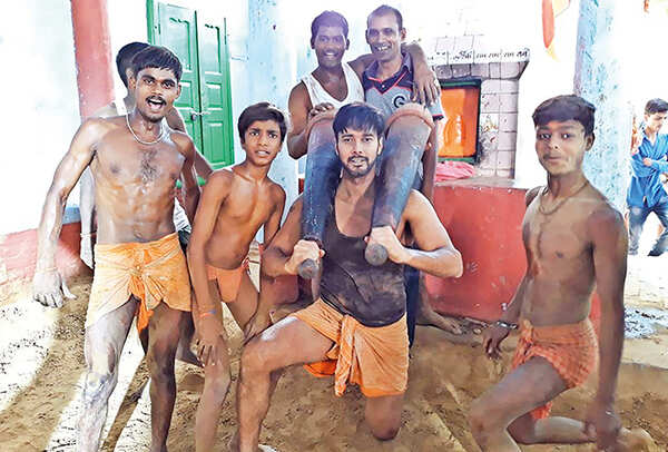 WORKOUT BUDDIES: Rajniesh bonded with localites at an akhada in the city (BCCL/ Arvind Kumar)