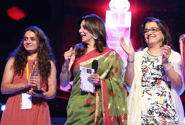 Actress-Lillete-Dubey-presenting-best-Ensemble-to-the-Play-'Shikhandi--the-story-of-the-in-betweens