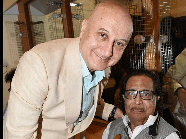 Anupam-Kher-and-Hridaynath-Mangeshkar-at-the-Master-Deenanath-Mangeshkar-Smruti-Pratishthan-Awards