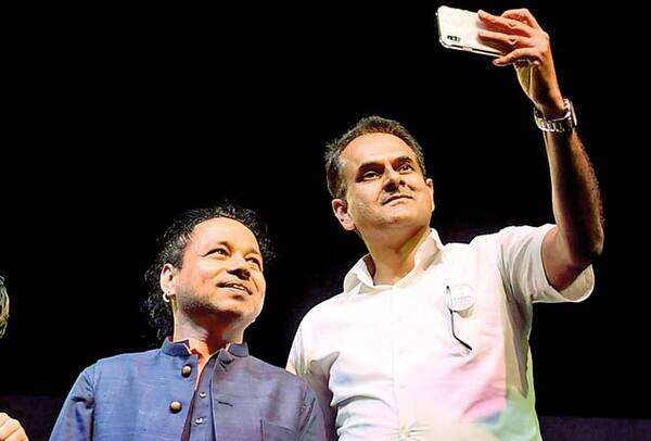 RAN_3633-BHISHMA-SINGH-DCP-(CRIME)-DELHI-POLICE-CLICKED-A-SELFIE-WITH-KAILASH-KHER-ON-STAGE