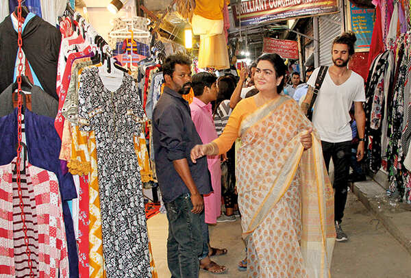 Urvashi shooting for the film in Love Lane in Hazratganj (BCCL/ Aditya Yadav)