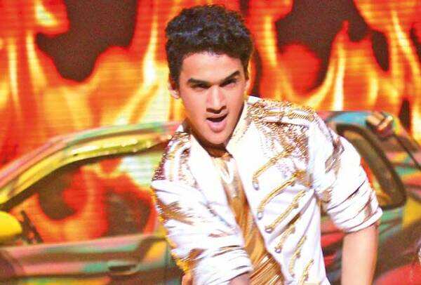 Faisal-Khan-and-Vaishnavi-Patil-dance