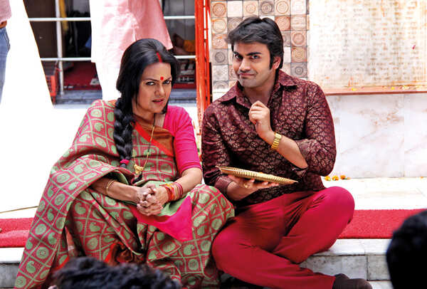 Sushmita Mukherjee and Abhinandan Jindal shot for a scene at Mankameshwar temple in the city on Saturday morning (BCCL/ Aditya Yadav)