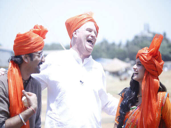 Dean-Jones-having-a-ball-with-actors-Akshar-Kothari-and-Aetashaa-Sansgiri-as-a-part-of-Maharashtra-Day-celabrations