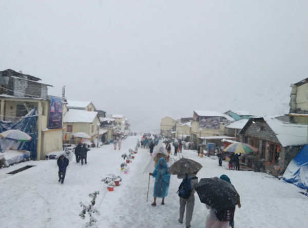 Harish Rawat: Snowfall hits Kedarnath yatra: 2,500 pilgrims, Harish ...